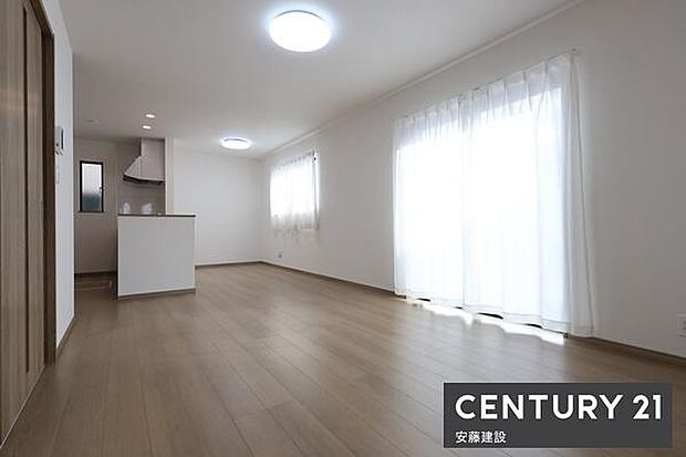 【　リビング　/　16帖　】明るくあたたかな、しっかりとした広さのリビングダイニングテーブルとソファーを置いてもゆとりが生まれる空間