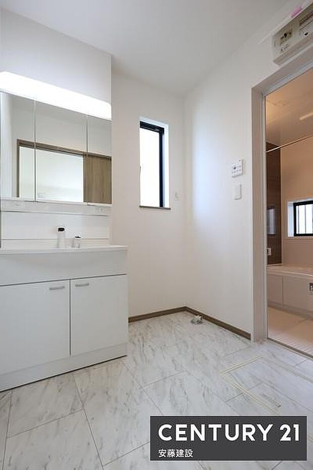 【　洗面所　/　Washroom　】清潔感溢れる洗面所は忙しい朝もストレスフリーに身支度できそうな空間収納力のある三面鏡独立洗面台完備！