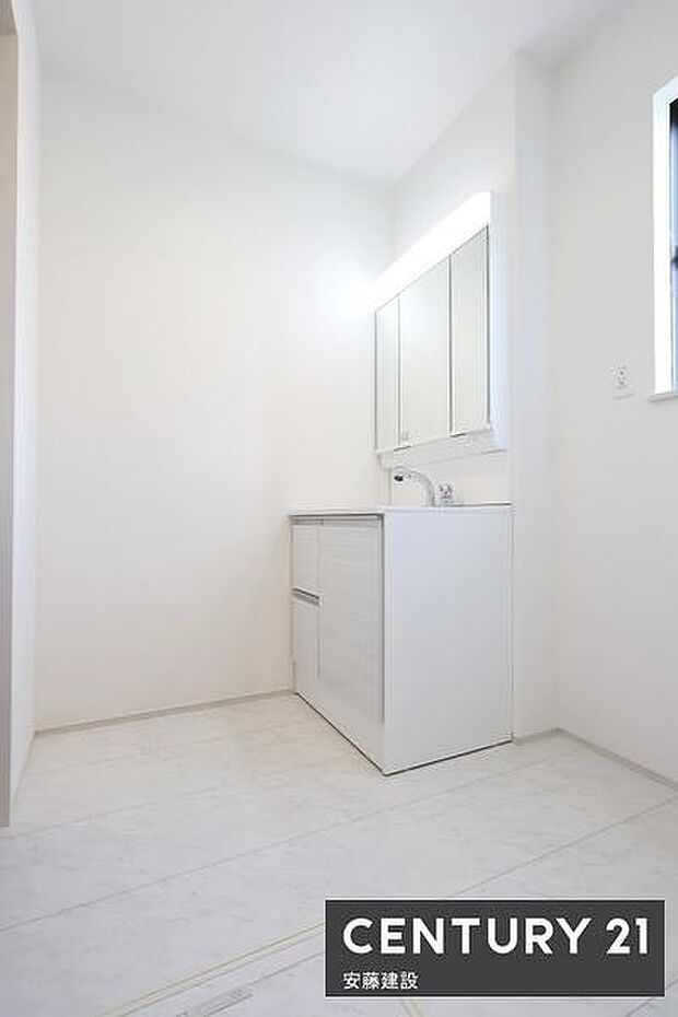 【　洗面所　/　Washroom　】清潔感溢れる洗面所は忙しい朝もストレスフリーに身支度できそうな空間収納力のある三面鏡独立洗面台完備！