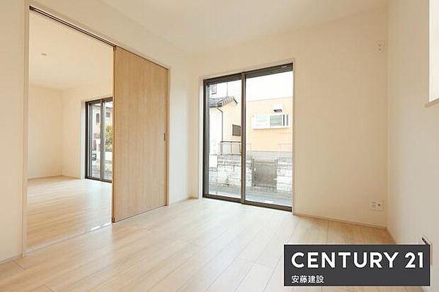 【　1階洋室　/　5.25帖　】リビング横の洋室子どもの遊び場や家事、仕事スペースとしても使える空間リビングを通さず出入りでるため、客間としても使用できて便利な空間