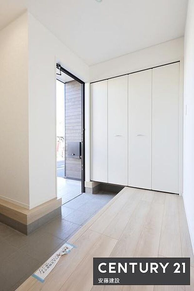 【　玄関　/　entrance　】清潔感あふれる玄関は、帰宅・来客を心地よく迎えてくれます散らかりがちな玄関もすっきり片付くシューズボックス完備