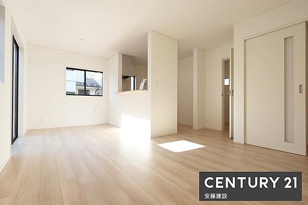 スマホ連動型防犯カメラ搭載！TVモニター付きインターホンやスマートキーも備わったセキュリティ面安心の邸宅