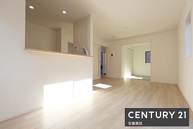 【　リビング　/　15.2帖　】明るくあたたかな、しっかりとした広さのリビングダイニングテーブルとソファーを置いてもゆとりが生まれる空間