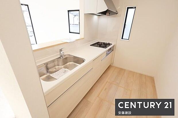 【　キッチン　/　Kitchen　】リビングを見渡せるオープンキッチンで、お料理の受け渡しもスムーズ！