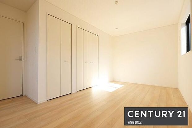 【　寝室　/　8.7帖　】お好みの家具を置いてこだわりの空間を作れるゆとりの寝室バルコニーに面しており陽当・風通良好！