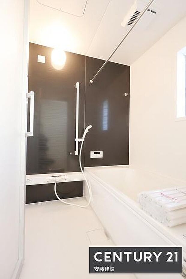 【　浴室　/　Bathroom　】ゆったりと至福のバスタイムを過ごせそうな清潔感ある浴室浴室暖房乾燥機が備わっており換気しやすく、冬場は過度な温度差を防げます