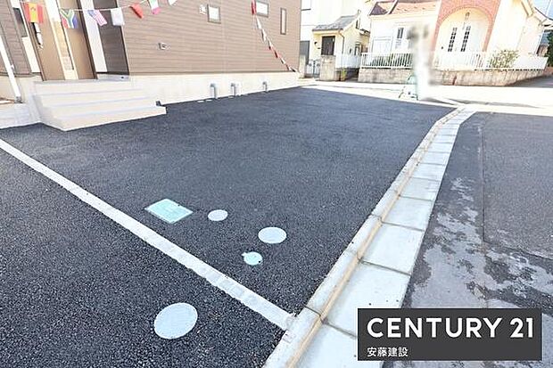 【　駐車場　/　parking　】並列2台可能な駐車スペースご夫婦それぞれのお車をお家の前に停めることができます