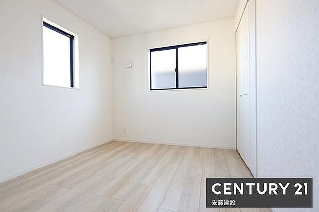 【　洋室　/　5.2帖　】明るくゆとりのある広さの洋室！クローゼット完備