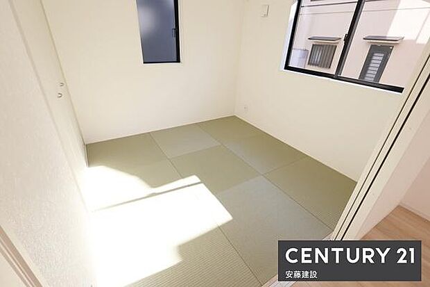 【　和室　/　4.5帖　】リビング横の和室は、扉をあければリビングがより開放的な空間に！お子様の遊び場などに活用できます