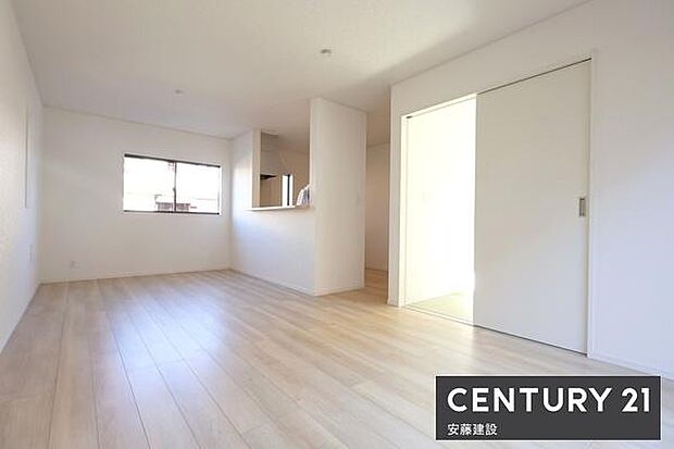 スマホ連動型防犯カメラ搭載！TVモニター付きインターホンやスマートキーも備わったセキュリティ面安心の邸宅