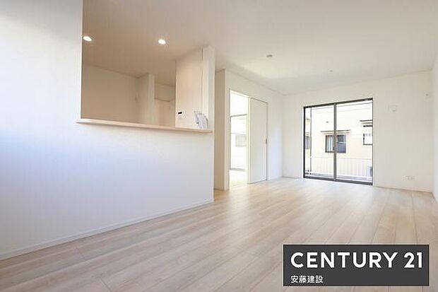 【　リビング　/　16.2帖　】明るくあたたかな、しっかりとした広さのリビングダイニングテーブルとソファーを置いてもゆとりが生まれる空間