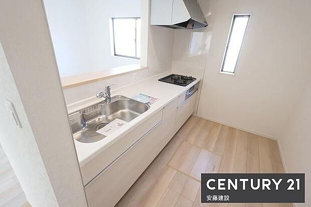 【　キッチン　/　Kitchen　】収納と作業スペースをしっかり確保した対面式システムキッチン！お料理の片付けや運び出しもしやすい便利な設計