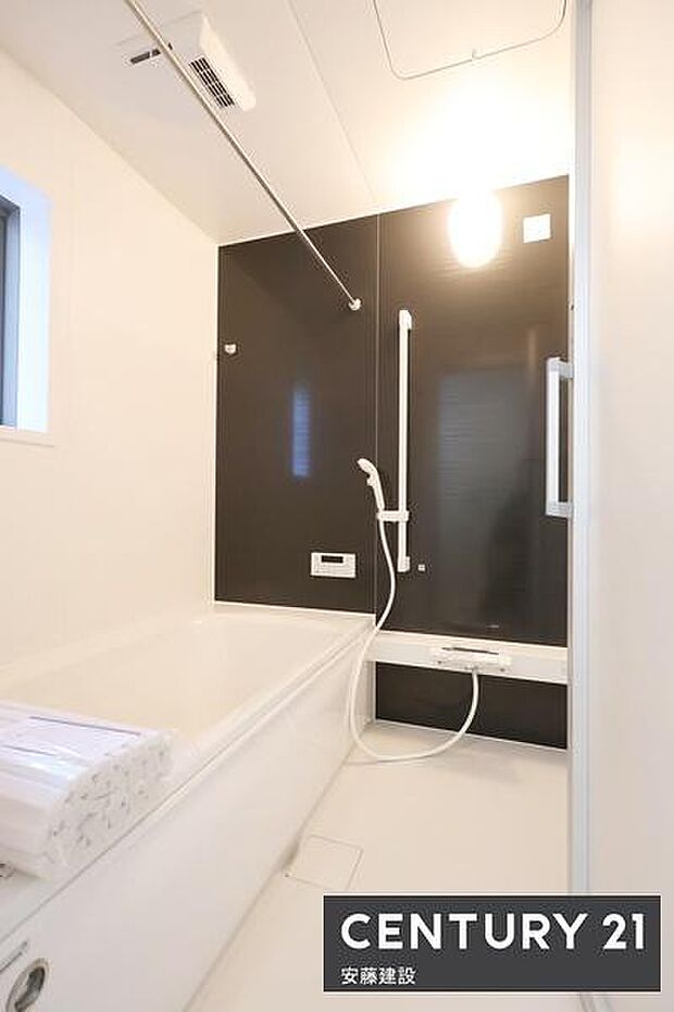 【　浴室　/　Bathroom　】ブラックのアクセントパネルで優雅な空間を演出したシステムバスホスクリーンが備わっており、雨の日でも部屋干し可能
