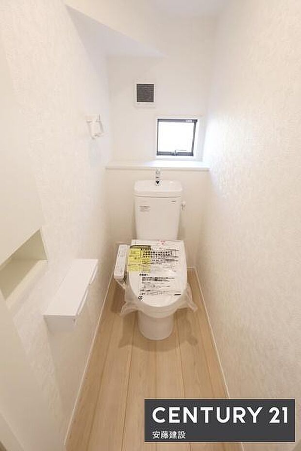 【　トイレ　/　toilet　】清潔的なウォッシュレット付きトイレちょっとした棚があるのも嬉しいポイント