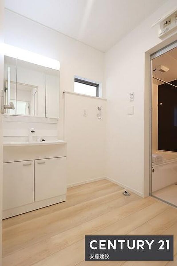 【　洗面所　/　Washroom　】清潔感溢れる洗面所は忙しい朝もストレスフリーに身支度できそうな空間収納力のある三面鏡独立洗面台完備！