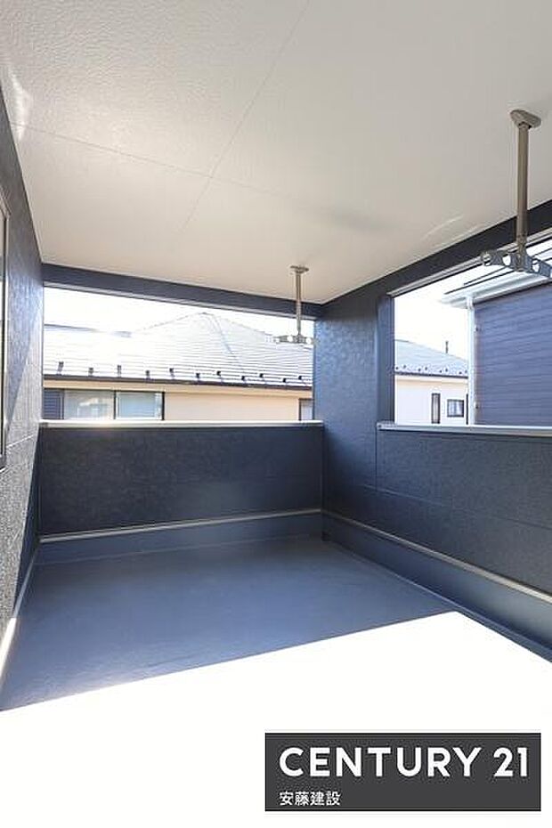 【　バルコニー　/　Balcony　】屋根があり急な雨の日でも安心な南向きインナーバルコニー！ワイドバルコニーのためイスを置いてベランピングも楽しめます