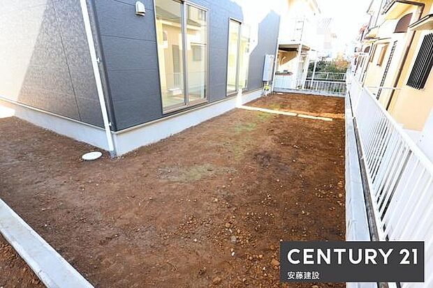 【　庭　/　Garden　】ガーデニングや家庭菜園なども楽しめるゆとりの広さのお庭