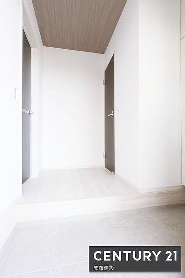 【 玄関 / entrance 】清潔感あふれる玄関は、帰宅・来客を心地よく迎えてくれます