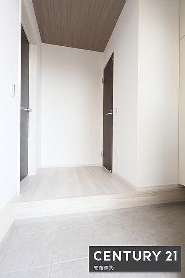 【 玄関 / entrance 】清潔感あふれる玄関は、帰宅・来客を心地よく迎えてくれます