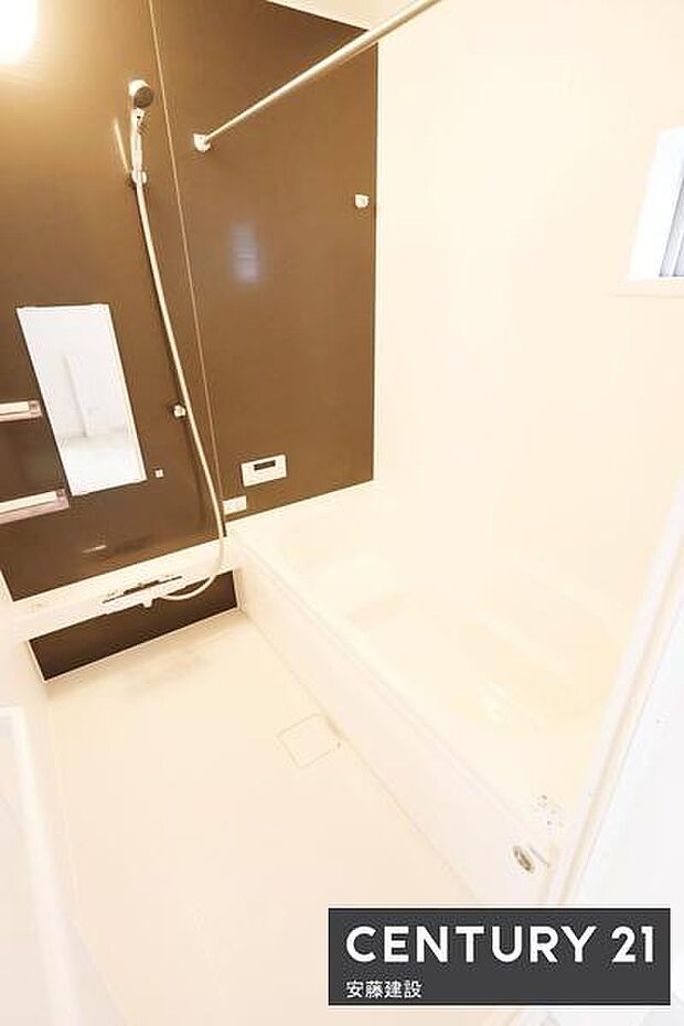 【 浴室 / Bathroom 】たっぷりのお湯にゆったり浸かれそうな、清潔感ある浴室