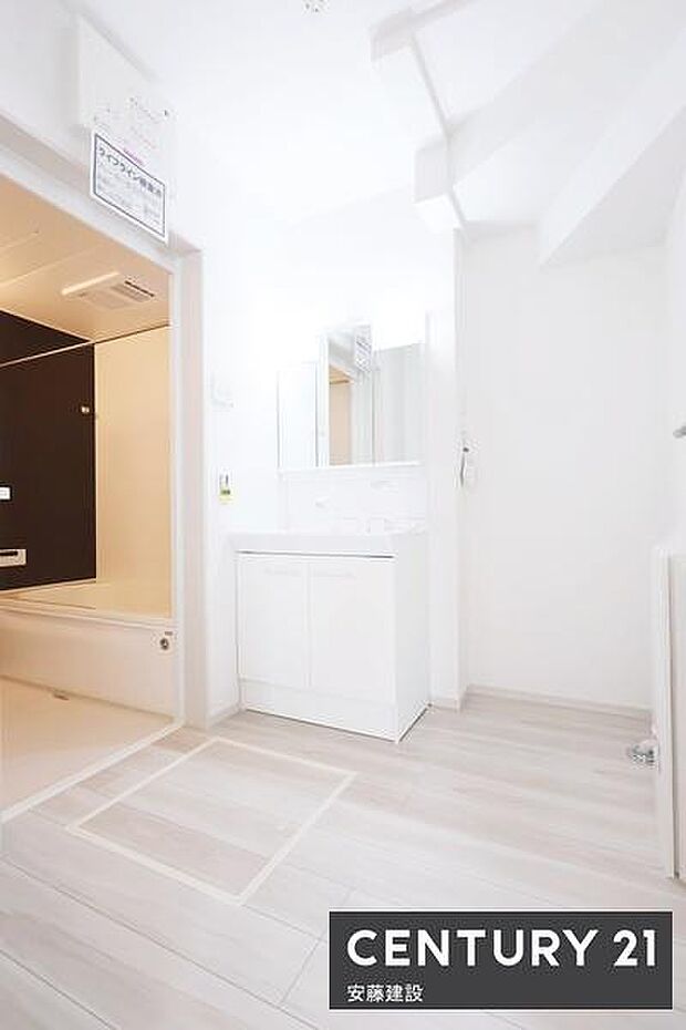 【 洗面所 / Washroom 】清潔感溢れる洗面所は、忙しい朝もストレスフリーに身支度できそうな空間