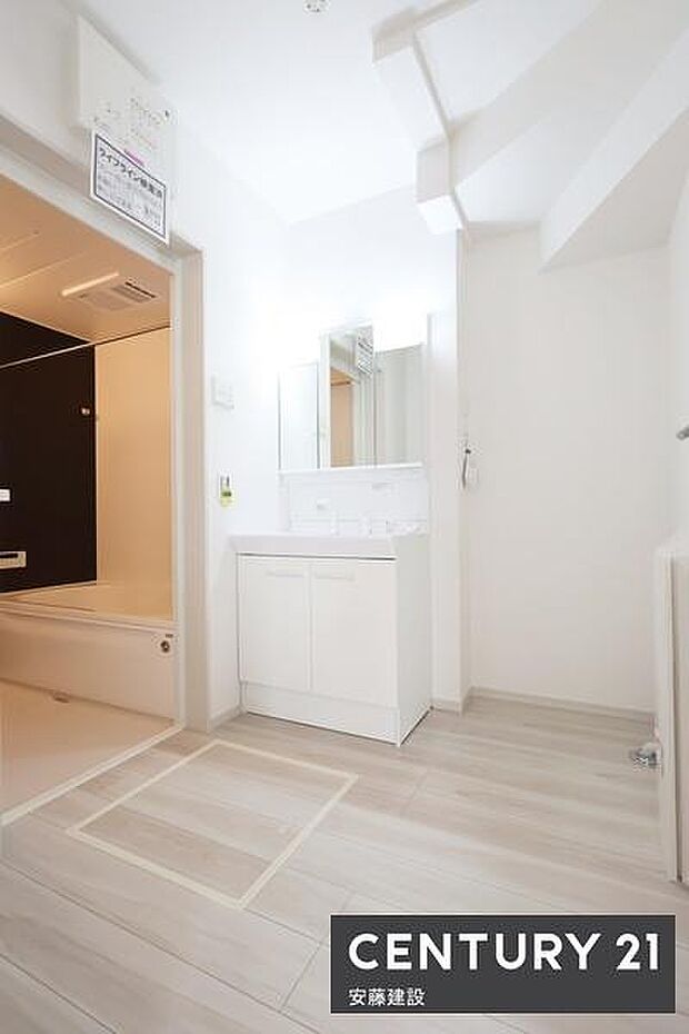 【 洗面所 / Washroom 】清潔感溢れる洗面所は、忙しい朝もストレスフリーに身支度できそうな空間