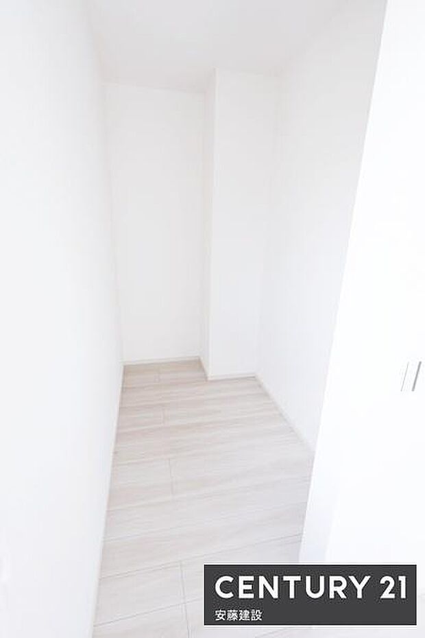 【 WIC 】コート類・鞄や家電の収納等に便利なWIC完備しっかり収納可能で居住空間を広々と活用できます