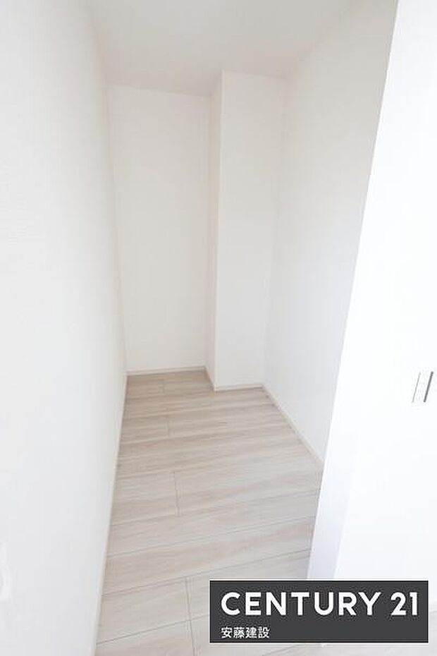 【 WIC 】コート類・鞄や家電の収納等に便利なWIC完備しっかり収納可能で居住空間を広々と活用できます