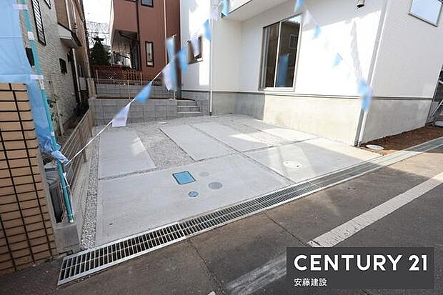 【 駐車場 / parking 】並列2台可能な駐車スペースご夫婦それぞれのお車をお家の前に停めることができます