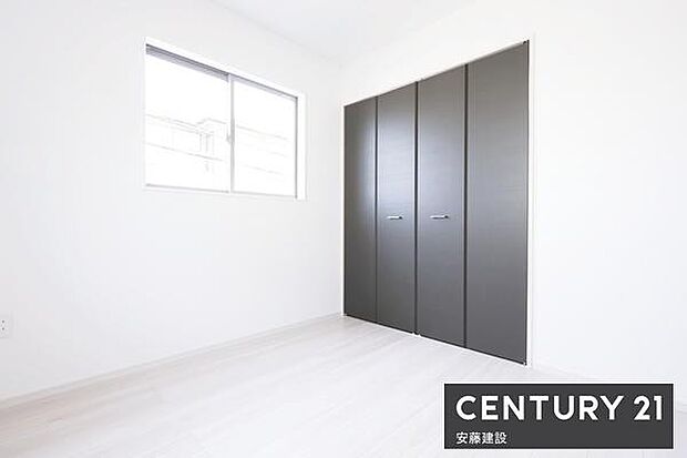 【 洋室 / 4.5帖 】清潔感溢れるシンプルな洋室!クローゼット完備