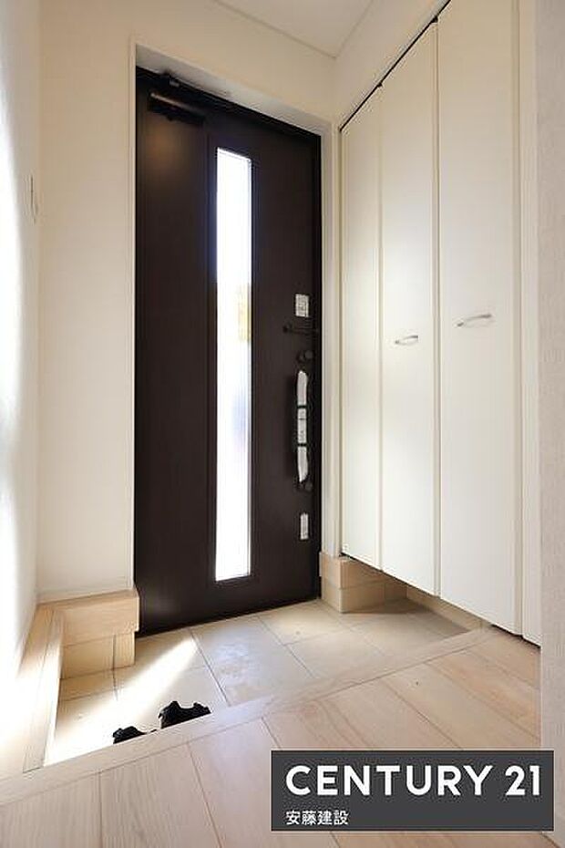 【　玄関　/　entrance　】白を基調とした明るい玄関雨具などのかさばりやすい物も収納可能な可動棚付き玄関収納完備