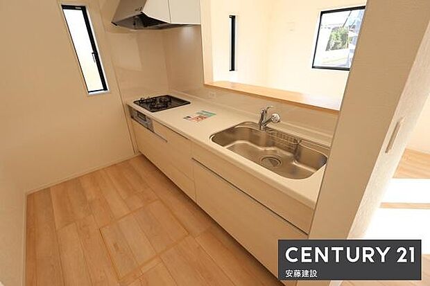 【　キッチン　/　Kitchen　】リビングを見渡せるオープンキッチンで、お料理の受け渡しもスムーズ！窓があり熱やにおいがこもりにくい設計