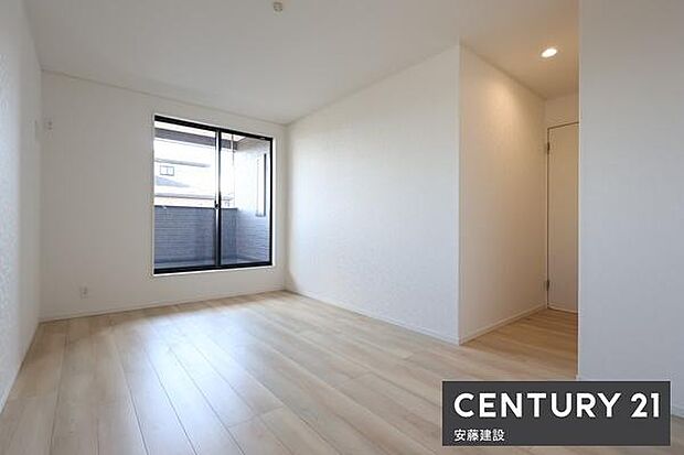 【　寝室　/　8.5帖　】南向きバルコニーに面した採光豊かな寝室！ダブルベッドを置いてもゆとりある寝室はご夫婦でお使いいただける空間