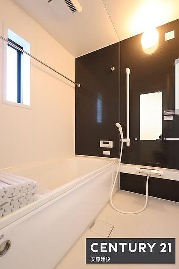 【　浴室　/　Bathroom　】たっぷりのお湯にゆったり浸かれそうな、清潔感ある浴室です。ホスクリーンが備わっており、雨の日でも部屋干し可能