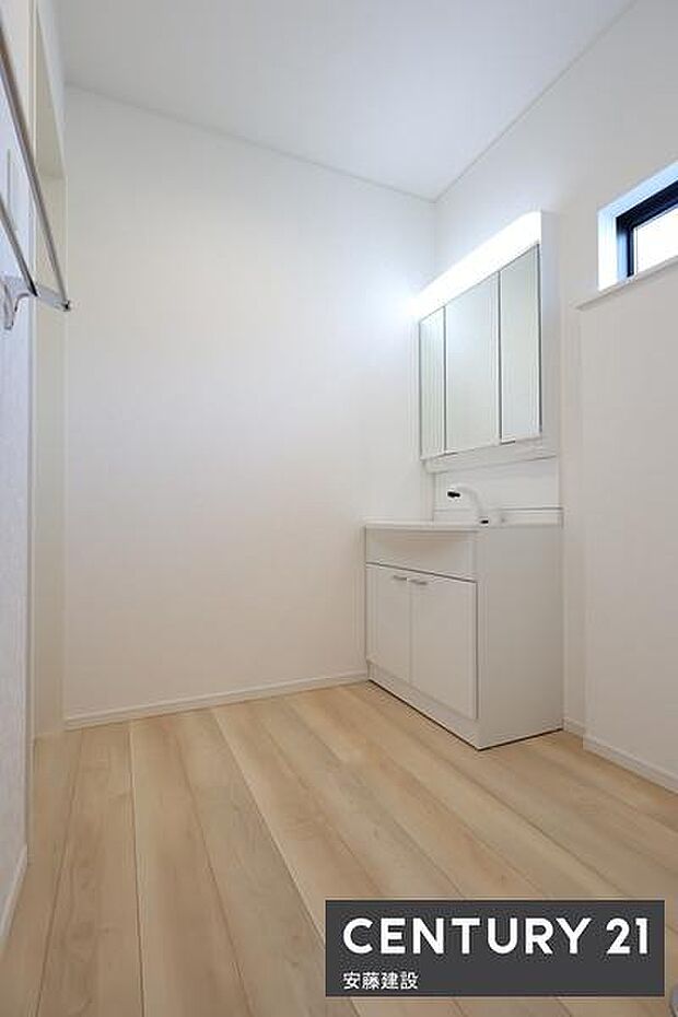 【　洗面所　/　Washroom　】清潔感溢れる洗面所は忙しい朝もストレスフリーに身支度できそうな空間収納力のある三面鏡独立洗面台完備