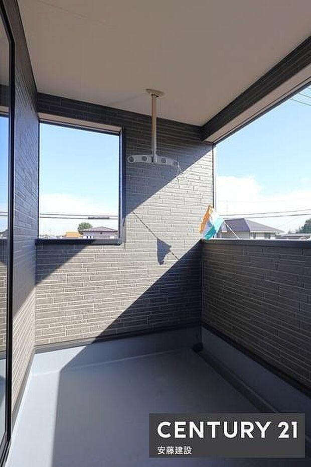 【　バルコニー　/　Balcony　】屋根があり急な雨の日でも安心な南向きインナーバルコニー！