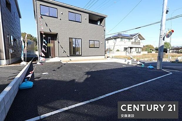 【　駐車場　/　parking　】並列2台可能な駐車スペースご夫婦それぞれのお車をお家の前に停めることができます