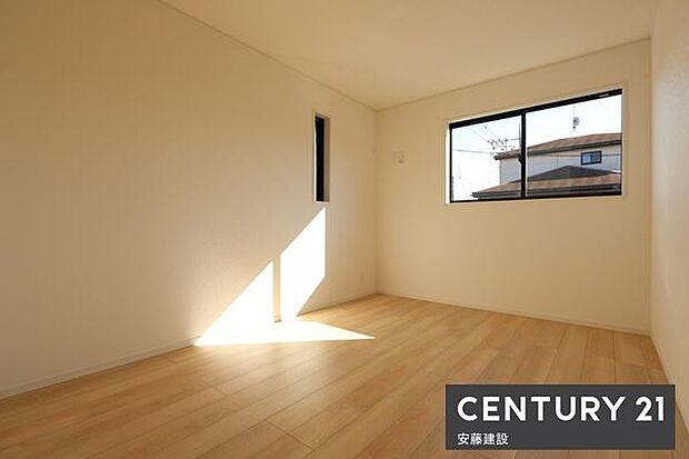 【　洋室　/　6.5帖　】明るくゆとりのある広さの洋室！クローゼット完備どんな家具にも合わせやすい白基調のお部屋です