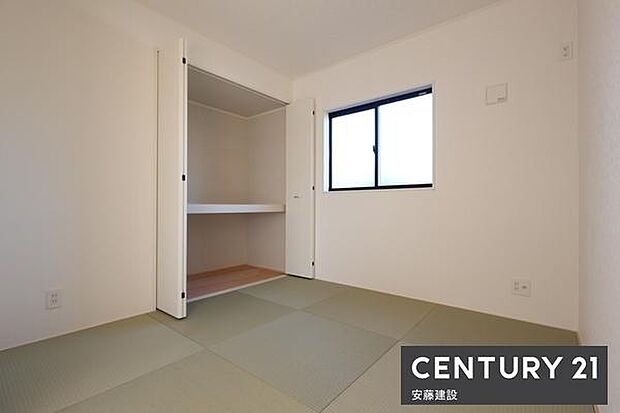 【　和洋室　/　4.5帖　】おしゃれな縁なし畳敷きの和室リビング横の和室は、扉をあければリビングがより開放的な空間に！