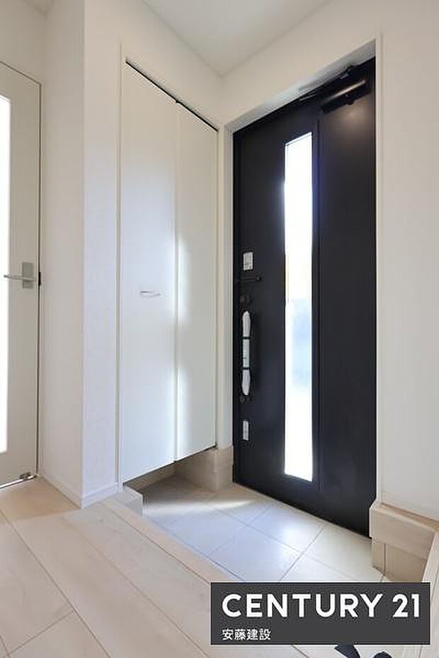 【　玄関　/　entrance　】白を基調とした明るい玄関雨具などのかさばりやすい物も収納可能な可動棚付き玄関収納完備