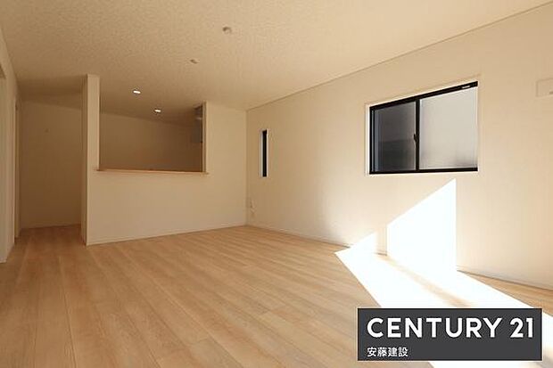 【　リビング　/　16帖　】明るくあたたかな、しっかりとした広さのリビングダイニングテーブルとソファーを置いてもゆとりが生まれる空間