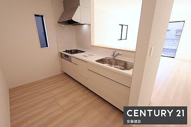 【　キッチン　/　Kitchen　】リビングを見渡せるオープンキッチンで、お料理の受け渡しもスムーズ！窓があり熱やにおいがこもりにくい設計