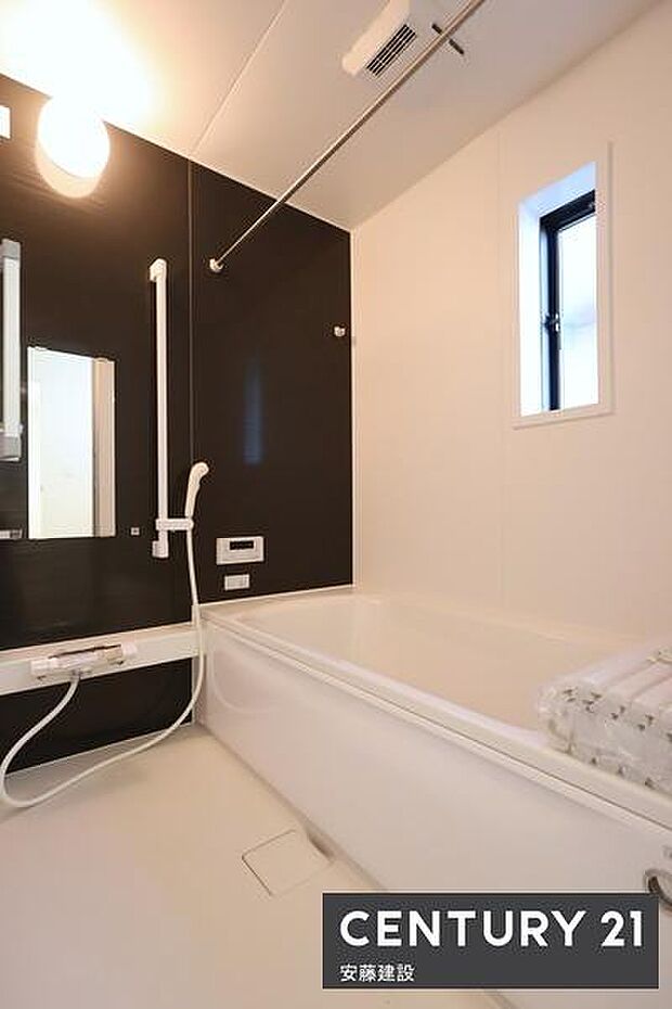 【　浴室　/　Bathroom　】たっぷりのお湯にゆったり浸かれそうな、清潔感ある浴室です。ホスクリーンが備わっており、雨の日でも部屋干し可能