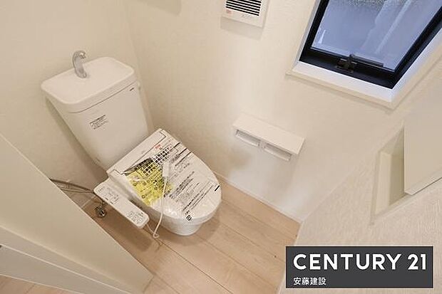 【　トイレ　/　toilet　】清潔的なウォッシュレット付きトイレちょっとした棚があるのも嬉しいポイント