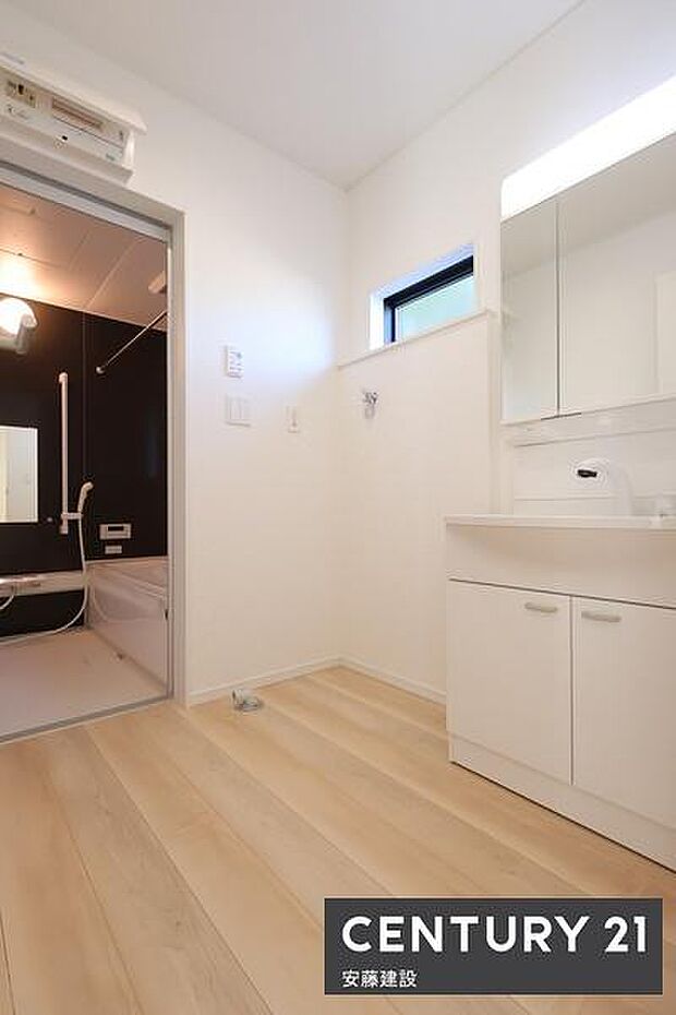 【　洗面所　/　Washroom　】清潔感溢れる洗面所は忙しい朝もストレスフリーに身支度できそうな空間収納力のある三面鏡独立洗面台完備