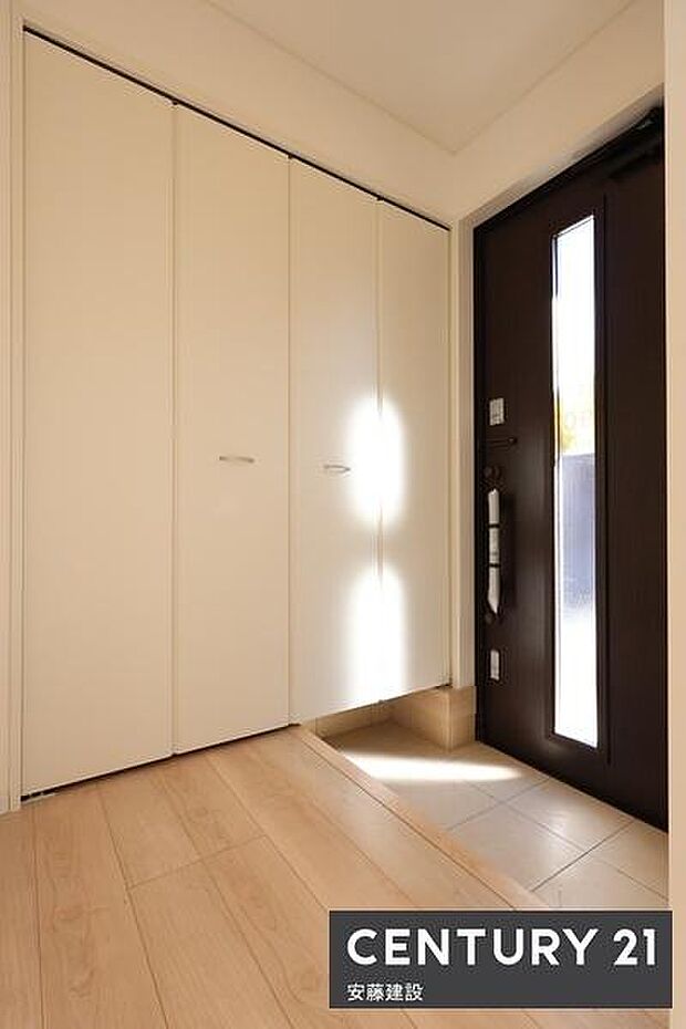 【　玄関　/　entrance　】白を基調とした明るい玄関雨具などのかさばりやすい物も収納可能な可動棚付き玄関収納完備