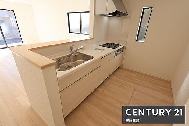 【　キッチン　/　Kitchen　】リビングを見渡せるオープンキッチンで、お料理の受け渡しもスムーズ！窓があり熱やにおいがこもりにくい設計