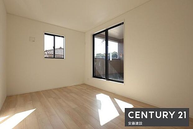 【　寝室+WIC　/　7.5帖　】バルコニーに面した採光豊かな寝室！ダブルベッドを置いてもゆとりある寝室はご夫婦でお使いいただける空間