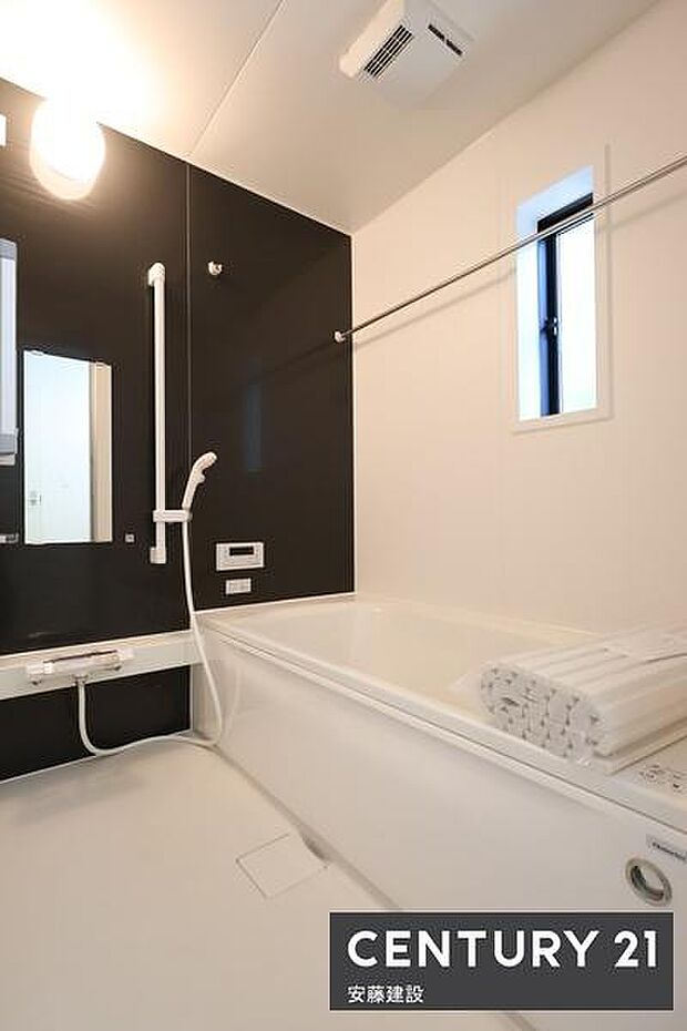 【　浴室　/　Bathroom　】ブラックのアクセントパネルで優雅な空間を演出したシステムバス浴室暖房乾燥機が備わっており換気しやすく、冬場は過度な温度差を防げます