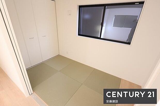 【　1階和洋室　/　3.5帖　】おしゃれな縁なし畳敷きの和室リビング横の和室は、扉をあければリビングがより開放的な空間に！